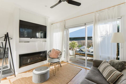 By The Seaside - Sunshine Coast Guide 0