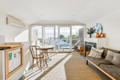By The Seaside - Sunshine Coast Guide 1