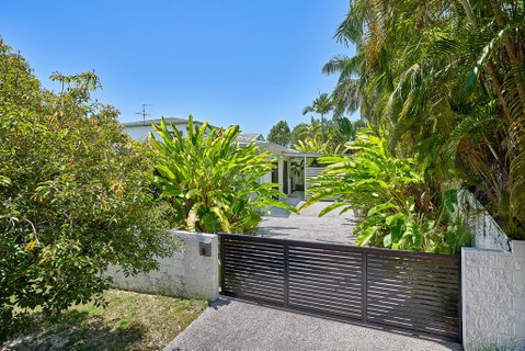 Cairns Northern Beaches Holiday Retreat - Sunshine Coast Guide 1