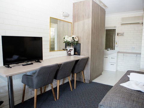 Cameo Inn Motel - Sunshine Coast Guide 2