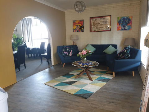 Cameo Inn Motel - Sunshine Coast Guide 1