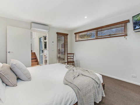 CASTWOOD VILLA No. 1 - Sunshine Coast Guide 0