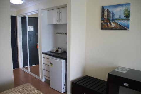 Centenary Motor Inn - Sunshine Coast Guide 2