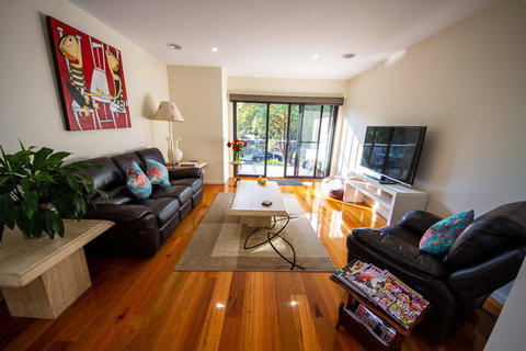 Champagne Stays Apartment - Sunshine Coast Guide 1