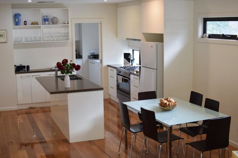 Champagne Stays Apartment - Sunshine Coast Guide 0