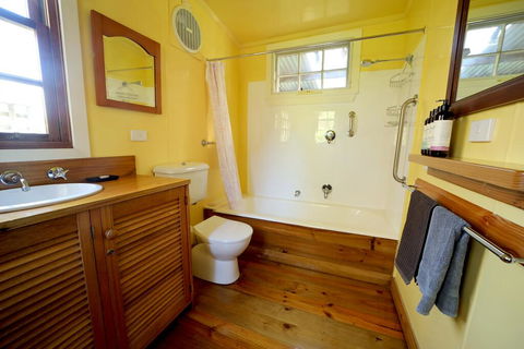 Cherry Plum Cottages - Sunshine Coast Guide 0