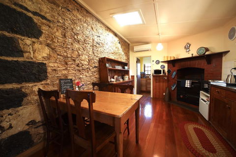 Cherry Plum Cottages - Sunshine Coast Guide 2
