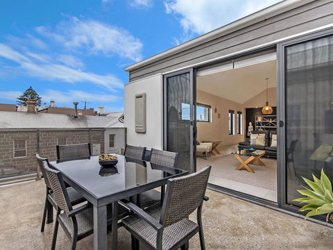 Chimneys On Bank - Sunshine Coast Guide 3