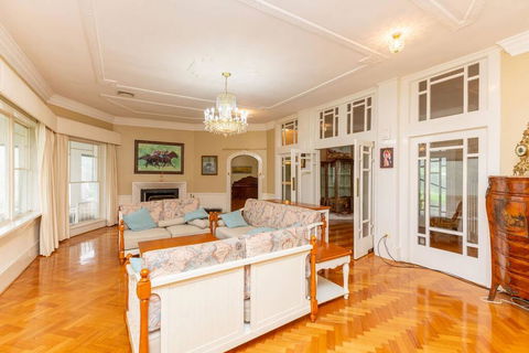 Classic 5 Beds Mt Dandenong Resort - Sunshine Coast Guide 1