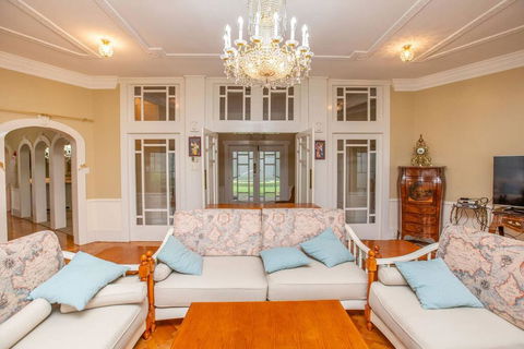 Classic 5 Beds Mt Dandenong Resort - Sunshine Coast Guide 0