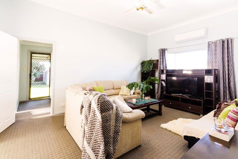 Coal D' Vine Cottage - Cessnock NSW - Sunshine Coast Guide 3