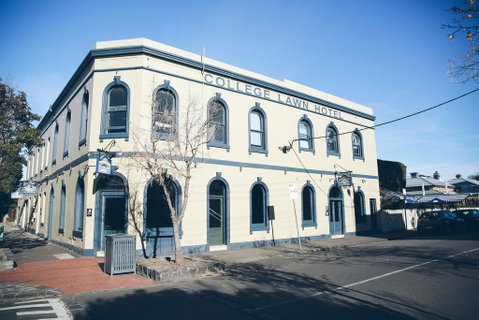 College Lawn Hotel - Sunshine Coast Guide 0