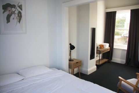 College Lawn Hotel - Sunshine Coast Guide 2