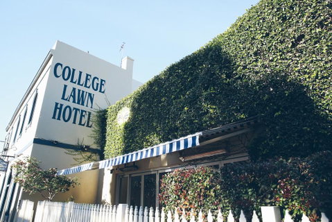 College Lawn Hotel - Sunshine Coast Guide 1
