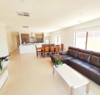 Comfortable 5BR House 6mins to Werribee Station.Great Ocean Road tourist stopover - Sunshine Coast Guide