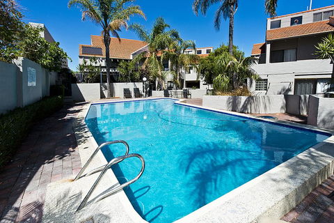 Como Mezzanine Retreat - Sunshine Coast Guide 3