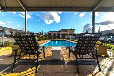 Country Gardens Motel - Sunshine Coast Guide 2