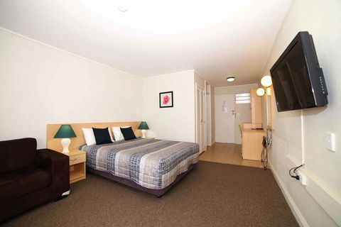 Country Gardens Motel - Sunshine Coast Guide 0