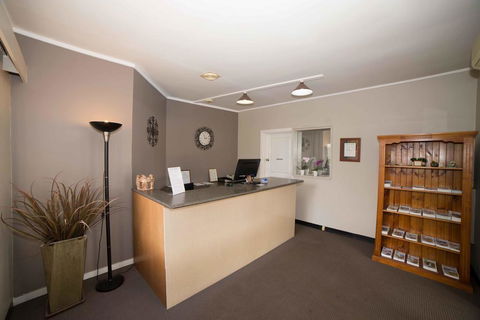 Country Gardens Motel - Sunshine Coast Guide 3