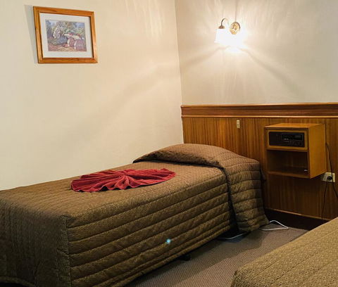 County Lodge Motor Inn - Sunshine Coast Guide 0