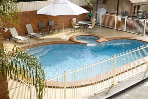 Courtyard Motor Inn - Sunshine Coast Guide 1
