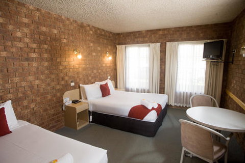 Courtyard Motor Inn - Sunshine Coast Guide 2
