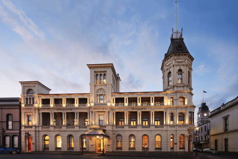 Craig's Royal Hotel - Sunshine Coast Guide 0