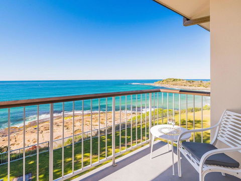 Craigmore On The Beach Unit 13 - Views Views - Sunshine Coast Guide 0
