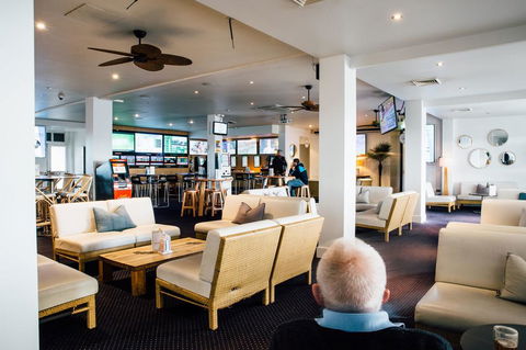 Crossroads Hotel - Sunshine Coast Guide 2