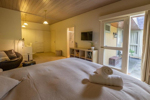 Cygnet, Studio On Sturt - Sunshine Coast Guide 0