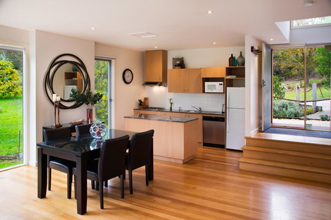 Daylesford Lake Villa 2 - Sunshine Coast Guide 3