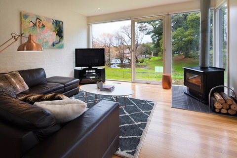 Daylesford Lake Villa 2 - Sunshine Coast Guide 2