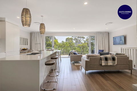 DESIGNER HOLIDAY BEACH PAD // 4 BED // COPA - Sunshine Coast Guide 0