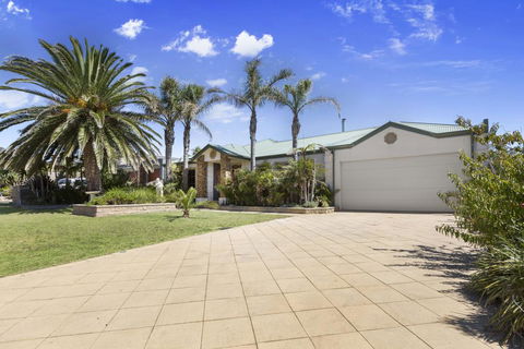 DIAMOND BAY RETREAT - SORRENTO - Sunshine Coast Guide 2