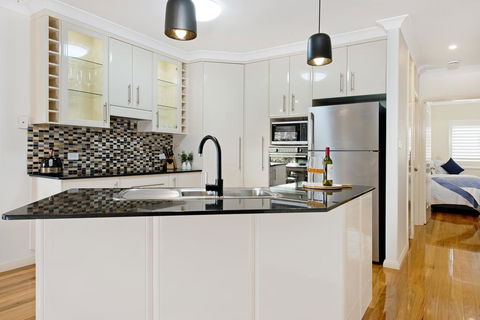 Dolphin Cove - Apt 5 - Sunshine Coast Guide 3