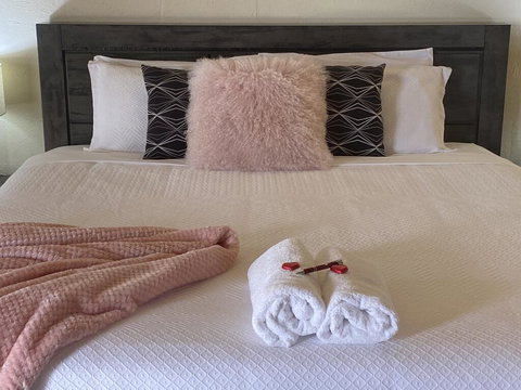 Double Nut Chalets, Daylesford - Sunshine Coast Guide 3