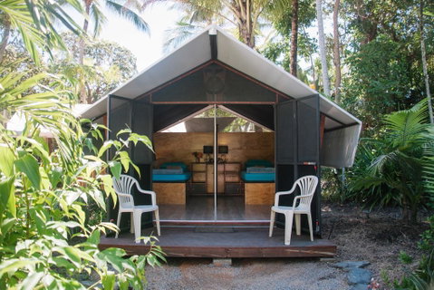 Dougies Backpackers Resort - Sunshine Coast Guide 2