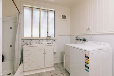 DOVESTONES BY THE SEA - INVERLOCH - Sunshine Coast Guide 2