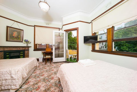 East Sydney Hotel - Sunshine Coast Guide 2