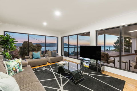 Ellerina Sea Vista Luxury Family Retreat With Sauna, Pool, Amazing Water Views, Walk To Beach - Sunshine Coast Guide 3