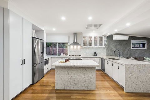 Ellerina Sea Vista Luxury Family Retreat With Sauna, Pool, Amazing Water Views, Walk To Beach - Sunshine Coast Guide 2