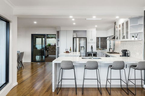 Ellerina Sea Vista Luxury Family Retreat With Sauna, Pool, Amazing Water Views, Walk To Beach - Sunshine Coast Guide 1