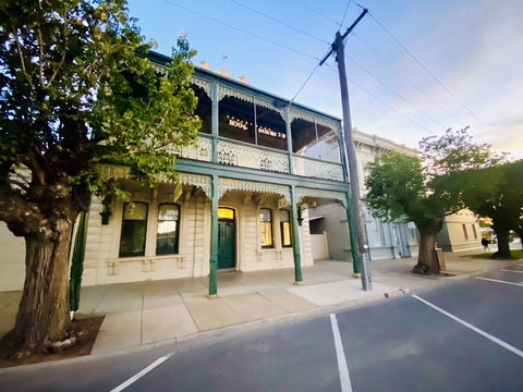 Entire Townhouse In Heart Of Echuca's Port CBD - 15 Guest Capacity - Sunshine Coast Guide 0
