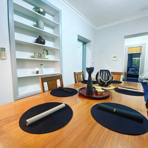 Entire Townhouse In Heart Of Echuca's Port CBD - 15 Guest Capacity - Sunshine Coast Guide 3