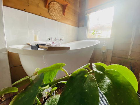 Entire Townhouse In Heart Of Echuca's Port CBD - 15 Guest Capacity - Sunshine Coast Guide 1