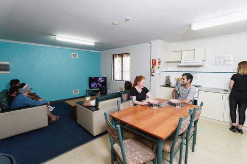 Erica Underwood House 6 Bedroom Flat - Sunshine Coast Guide 3