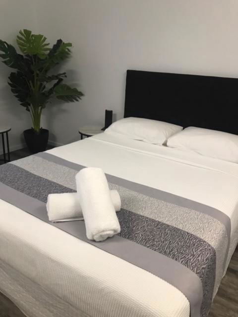 Escape On Lake - Sunshine Coast Guide 2