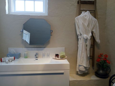 Faversham House - Sunshine Coast Guide 2