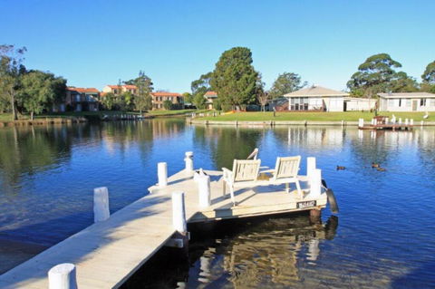 Fisherman's Delight Waterfront - Sunshine Coast Guide 0