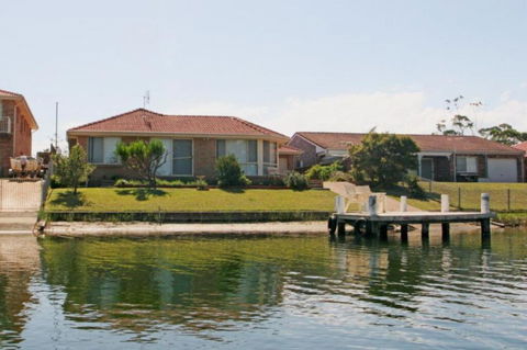 Fisherman's Delight Waterfront - Sunshine Coast Guide 2